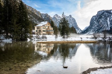 Dobbiaco Gölü. Dolomitler arasında hazine sandığı. Kış atmosferi.