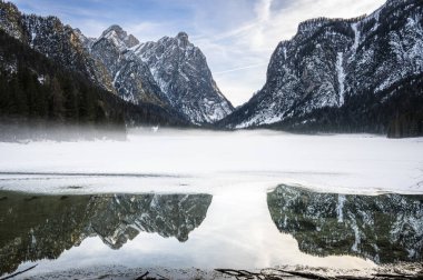 Dobbiaco Gölü. Dolomitler arasında hazine sandığı. Kış atmosferi.