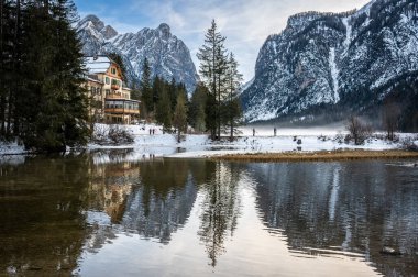 Dobbiaco Gölü. Dolomitler arasında hazine sandığı. Kış atmosferi.