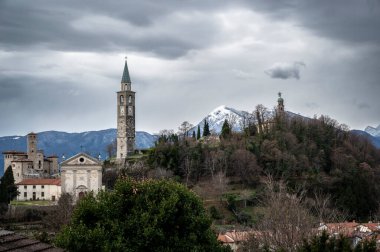 Artegna, Lombard Kalesi ile San Martino tepesi