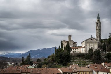 Artegna, Lombard Kalesi ile San Martino tepesi
