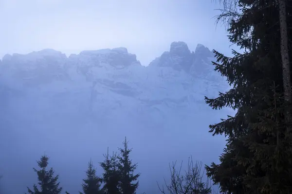 Lago Dobbiaco Scrigno Tra Dolomiti Atmosfera Invernale — Foto Stock