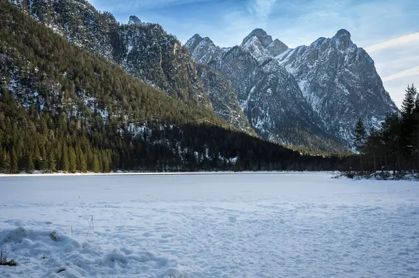 Dobbiaco Gölü. Dolomitler arasında hazine sandığı. Kış atmosferi.