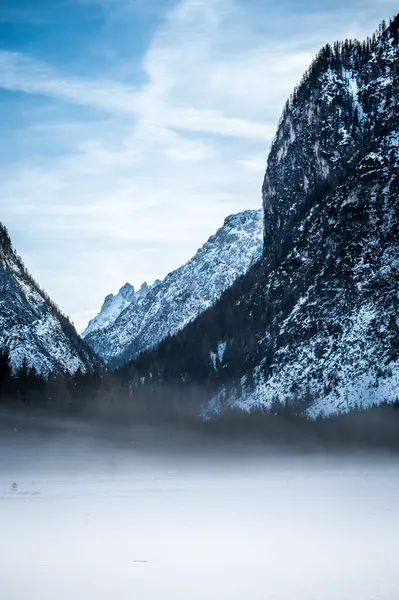 Dobbiaco Gölü. Dolomitler arasında hazine sandığı. Kış atmosferi.