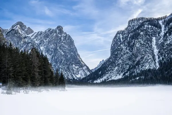 Dobbiaco Gölü. Dolomitler arasında hazine sandığı. Kış atmosferi.