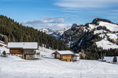 Avrupa 'nın kışın en büyük yüksek irtifa yaylası. Alpe di Siusi 'de kar ve kış atmosferi. Dolomitler.