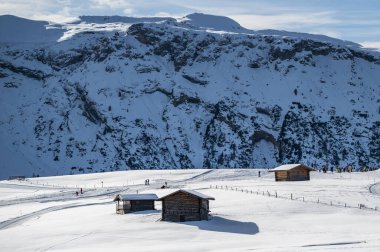 Avrupa 'nın kışın en büyük yüksek irtifa yaylası. Alpe di Siusi 'de kar ve kış atmosferi. Dolomitler.