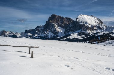Avrupa 'nın kışın en büyük yüksek irtifa yaylası. Alpe di Siusi 'de kar ve kış atmosferi. Dolomitler.