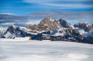 Avrupa 'nın kışın en büyük yüksek irtifa yaylası. Alpe di Siusi 'de kar ve kış atmosferi. Dolomitler.