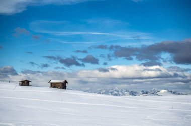 Avrupa 'nın kışın en büyük yüksek irtifa yaylası. Alpe di Siusi 'de kar ve kış atmosferi. Dolomitler.