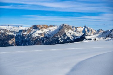 Avrupa 'nın kışın en büyük yüksek irtifa yaylası. Alpe di Siusi 'de kar ve kış atmosferi. Dolomitler.