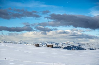 Avrupa 'nın kışın en büyük yüksek irtifa yaylası. Alpe di Siusi 'de kar ve kış atmosferi. Dolomitler.