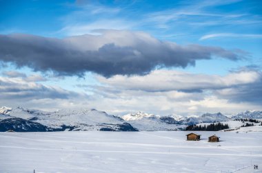 Avrupa 'nın kışın en büyük yüksek irtifa yaylası. Alpe di Siusi 'de kar ve kış atmosferi. Dolomitler.