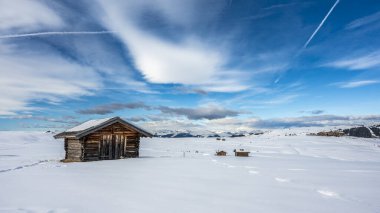 Avrupa 'nın kışın en büyük yüksek irtifa yaylası. Alpe di Siusi 'de kar ve kış atmosferi. Dolomitler.