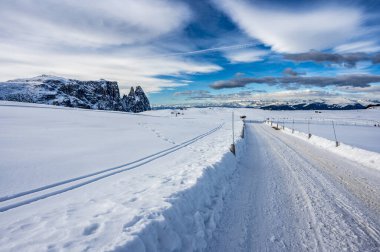 Avrupa 'nın kışın en büyük yüksek irtifa yaylası. Alpe di Siusi 'de kar ve kış atmosferi. Dolomitler.