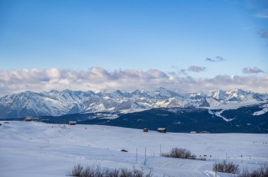Avrupa 'nın kışın en büyük yüksek irtifa yaylası. Alpe di Siusi 'de kar ve kış atmosferi. Dolomitler.
