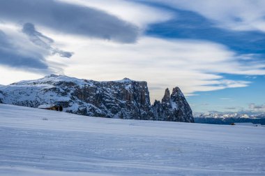 Avrupa 'nın kışın en büyük yüksek irtifa yaylası. Alpe di Siusi 'de kar ve kış atmosferi. Dolomitler.