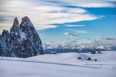 Avrupa 'nın kışın en büyük yüksek irtifa yaylası. Alpe di Siusi 'de kar ve kış atmosferi. Dolomitler.