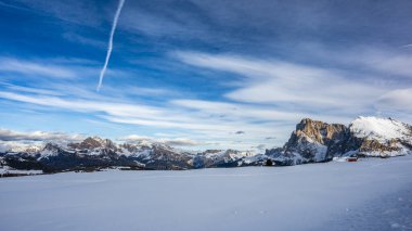 Avrupa 'nın kışın en büyük yüksek irtifa yaylası. Alpe di Siusi 'de kar ve kış atmosferi. Dolomitler.
