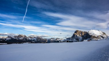 Avrupa 'nın kışın en büyük yüksek irtifa yaylası. Alpe di Siusi 'de kar ve kış atmosferi. Dolomitler.