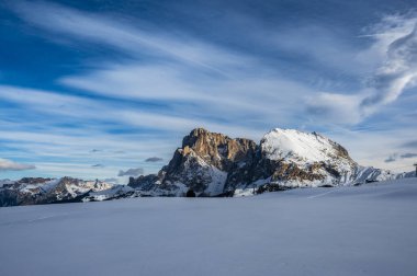 Avrupa 'nın kışın en büyük yüksek irtifa yaylası. Alpe di Siusi 'de kar ve kış atmosferi. Dolomitler.