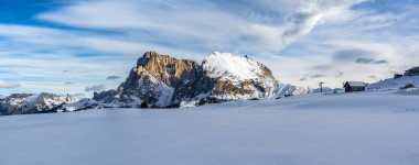 Avrupa 'nın kışın en büyük yüksek irtifa yaylası. Alpe di Siusi 'de kar ve kış atmosferi. Dolomitler.