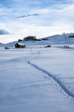 Avrupa 'nın kışın en büyük yüksek irtifa yaylası. Alpe di Siusi 'de kar ve kış atmosferi. Dolomitler.