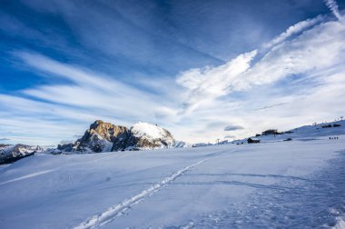 Avrupa 'nın kışın en büyük yüksek irtifa yaylası. Alpe di Siusi 'de kar ve kış atmosferi. Dolomitler.