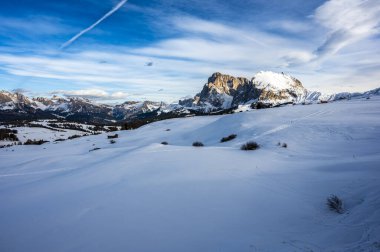 Avrupa 'nın kışın en büyük yüksek irtifa yaylası. Alpe di Siusi 'de kar ve kış atmosferi. Dolomitler.