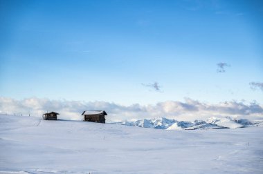 Avrupa 'nın kışın en büyük yüksek irtifa yaylası. Alpe di Siusi 'de kar ve kış atmosferi. Dolomitler.