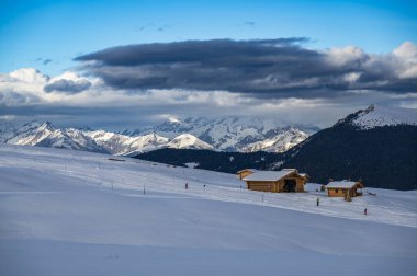 Avrupa 'nın kışın en büyük yüksek irtifa yaylası. Alpe di Siusi 'de kar ve kış atmosferi. Dolomitler.
