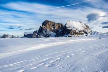 Avrupa 'nın kışın en büyük yüksek irtifa yaylası. Alpe di Siusi 'de kar ve kış atmosferi. Dolomitler.