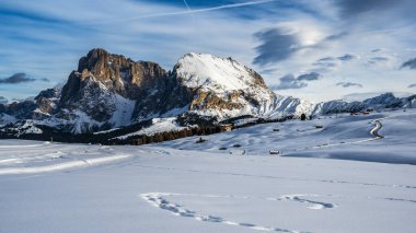 Avrupa 'nın kışın en büyük yüksek irtifa yaylası. Alpe di Siusi 'de kar ve kış atmosferi. Dolomitler.