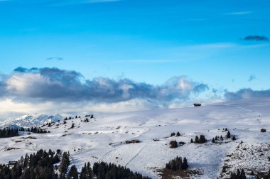 Avrupa 'nın kışın en büyük yüksek irtifa yaylası. Alpe di Siusi 'de kar ve kış atmosferi. Dolomitler.