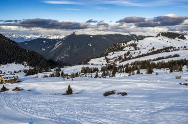 Avrupa 'nın kışın en büyük yüksek irtifa yaylası. Alpe di Siusi 'de kar ve kış atmosferi. Dolomitler.