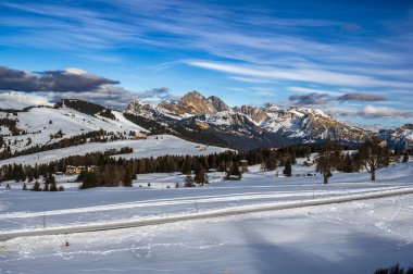 Avrupa 'nın kışın en büyük yüksek irtifa yaylası. Alpe di Siusi 'de kar ve kış atmosferi. Dolomitler.