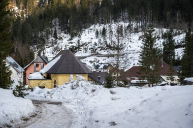 Tarvisio. Kışın Riofreddo Vadisi. Julian Alplerinin eteklerinde