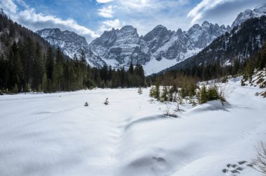 Tarvisio. Kışın Riofreddo Vadisi. Julian Alplerinin eteklerinde