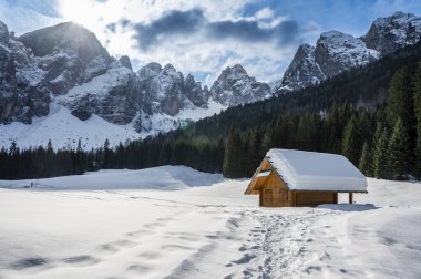 Tarvisio. Kışın Riofreddo Vadisi. Julian Alplerinin eteklerinde