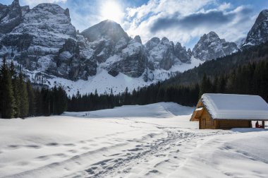 Tarvisio. Kışın Riofreddo Vadisi. Julian Alplerinin eteklerinde