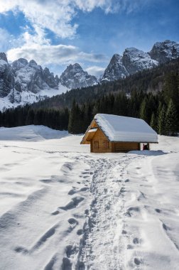 Tarvisio. Kışın Riofreddo Vadisi. Julian Alplerinin eteklerinde