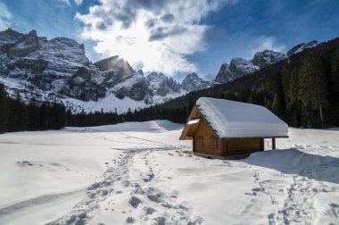 Tarvisio. Kışın Riofreddo Vadisi. Julian Alplerinin eteklerinde