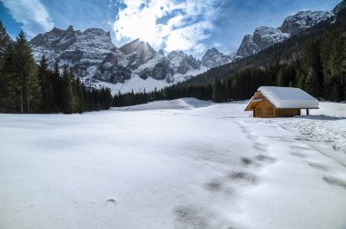 Tarvisio. Kışın Riofreddo Vadisi. Julian Alplerinin eteklerinde