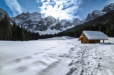 Tarvisio. Kışın Riofreddo Vadisi. Julian Alplerinin eteklerinde
