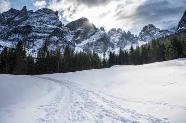 Tarvisio. Kışın Riofreddo Vadisi. Julian Alplerinin eteklerinde