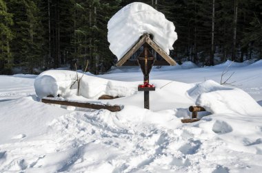Tarvisio. Kışın Riofreddo Vadisi. Julian Alplerinin eteklerinde
