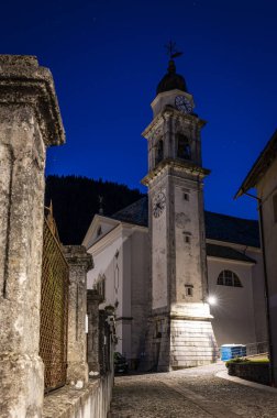 Pesariis, saat kasabası. Alacakaranlıkla gece arasında kasabada yürü.