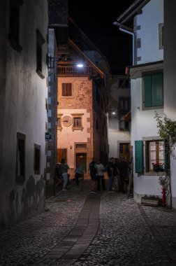 Pesariis, saat kasabası. Alacakaranlıkla gece arasında kasabada yürü.