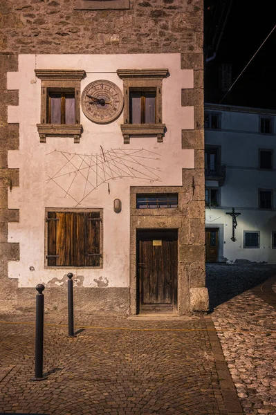 ペサリス 時計の町 夕暮れと夜の間に町を散策する — ストック写真