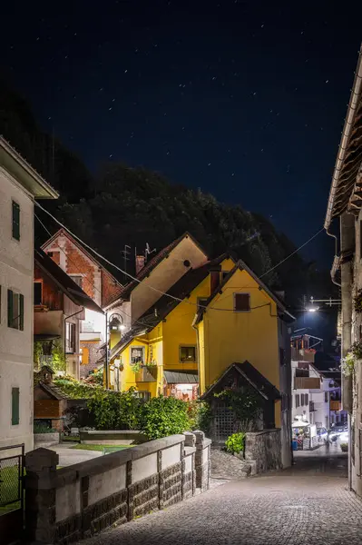 Pesariis Saat Kasabası Alacakaranlıkla Gece Arasında Kasabada Yürü — Stok fotoğraf